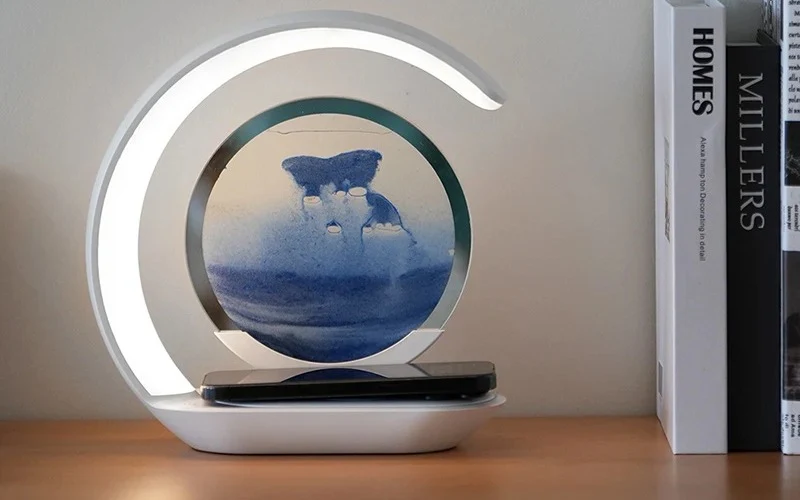 Lampe à sable animé avec charge sans fil 15 W — arche LED tactile et sablier en verre