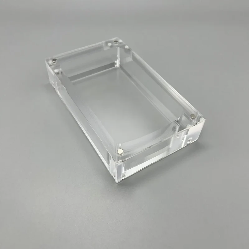 Vitrine acrylique Game Boy Color — capot magnétique anti-poussière